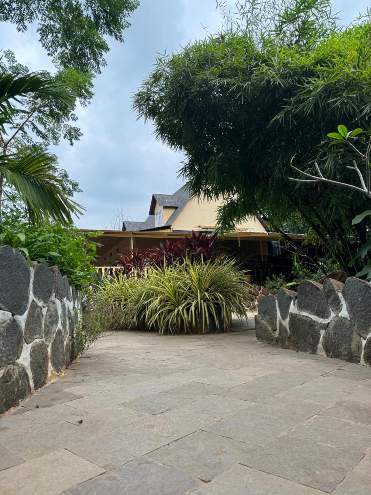 Chikoo Farm Inn Bangalore Bagian luar foto